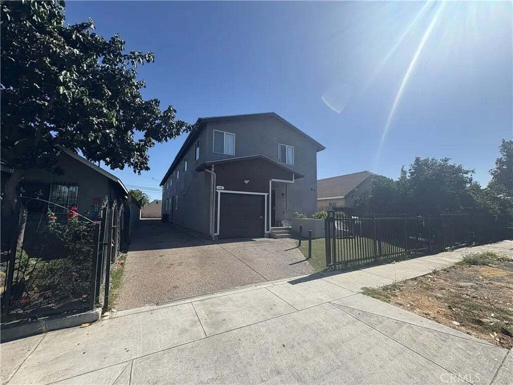 Los Angeles, California, United States 1 - 18565150