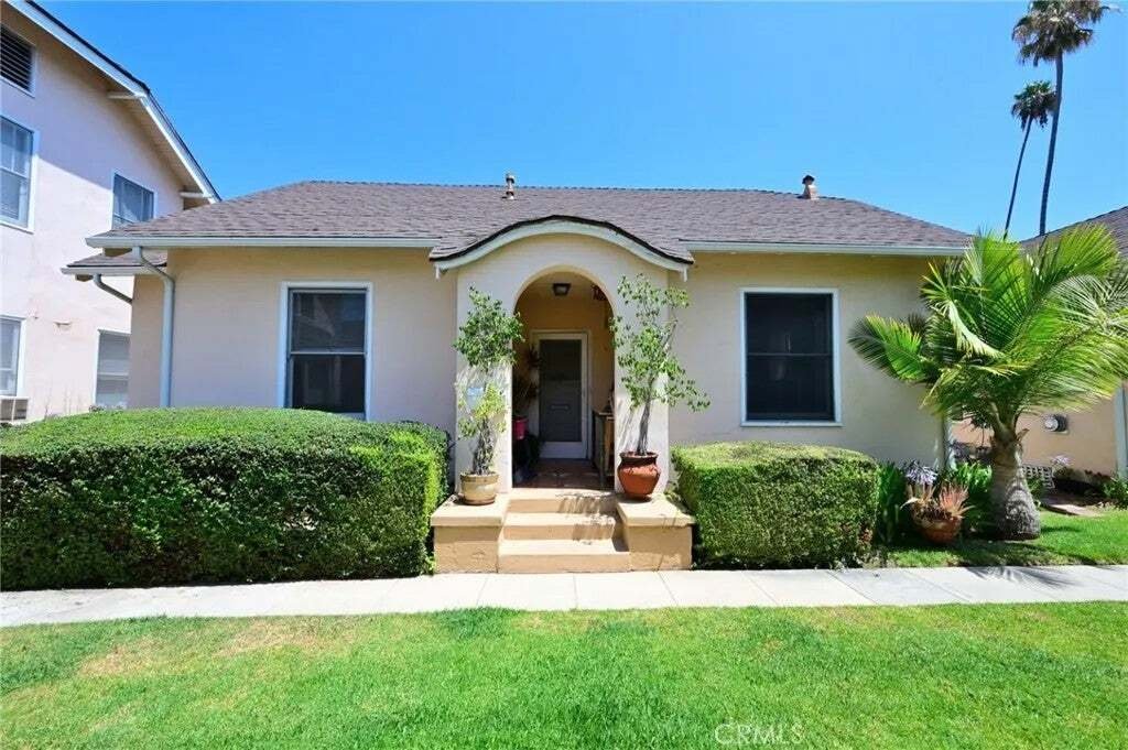 Altadena, California, United States 5 - 18562508