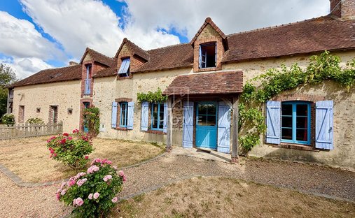 House in Semur-en-Vallon, Pays de la Loire, France 1