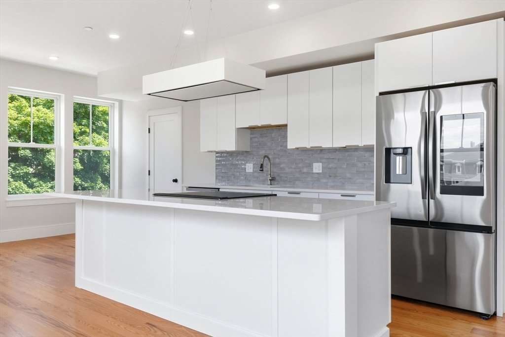 Condo in Medford, Massachusetts, United States 3 - 18562821