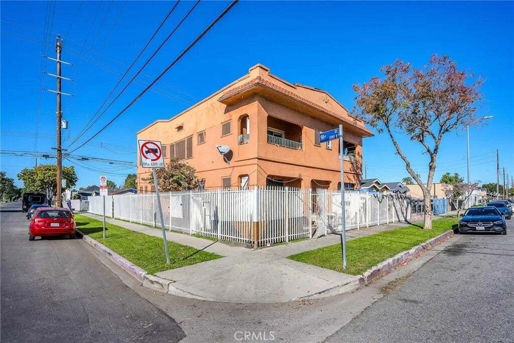 Los Angeles, California, United States 2 - 18562233