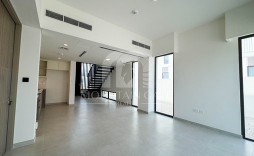 Townhouse in Al Lesaily, Dubai, United Arab Emirates 1
