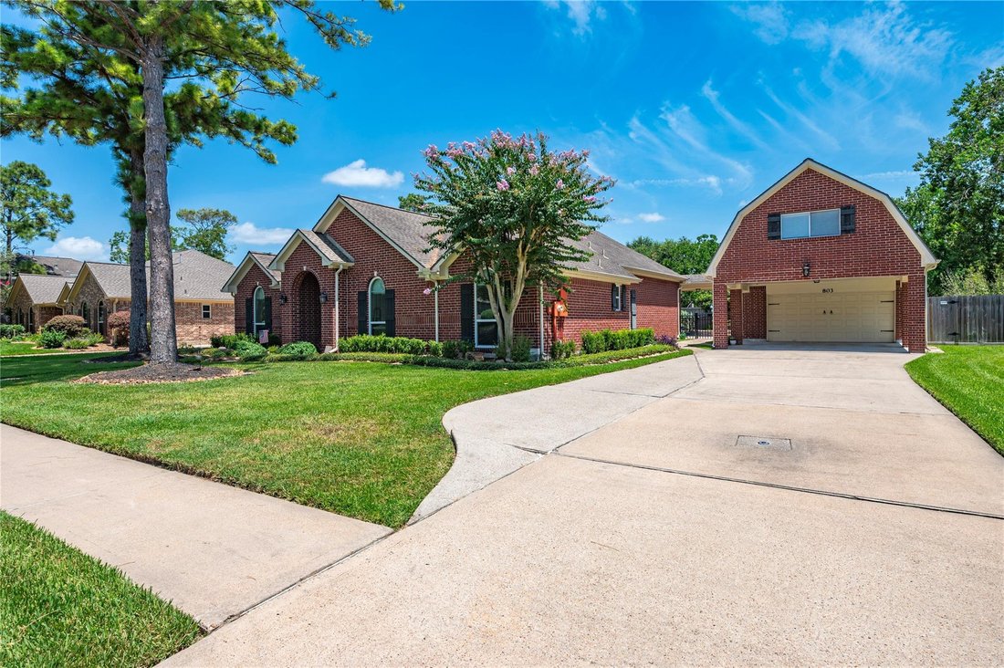 House in Friendswood, Texas, United States 4 - 18562969