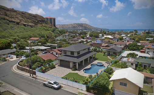 Land in Honolulu, Hawaii, United States 1