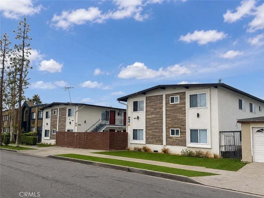 Gardena, California, United States 1 - 18559355