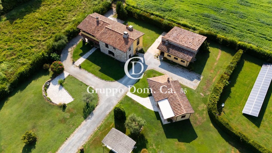 Villa in Pietrasanta, Tuscany, Italy 2 - 18561600