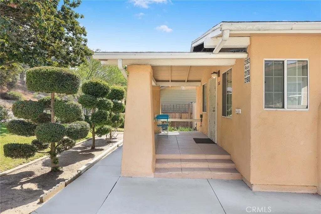 Altadena, California, United States 5 - 18562283