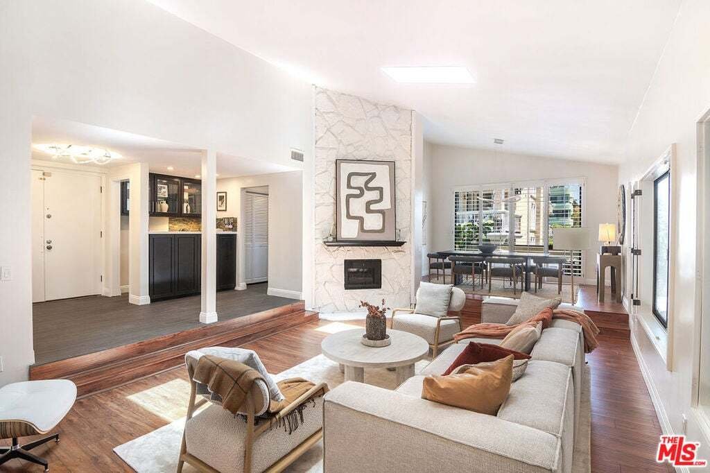 Condo in Los Angeles, California, United States 3 - 18565271