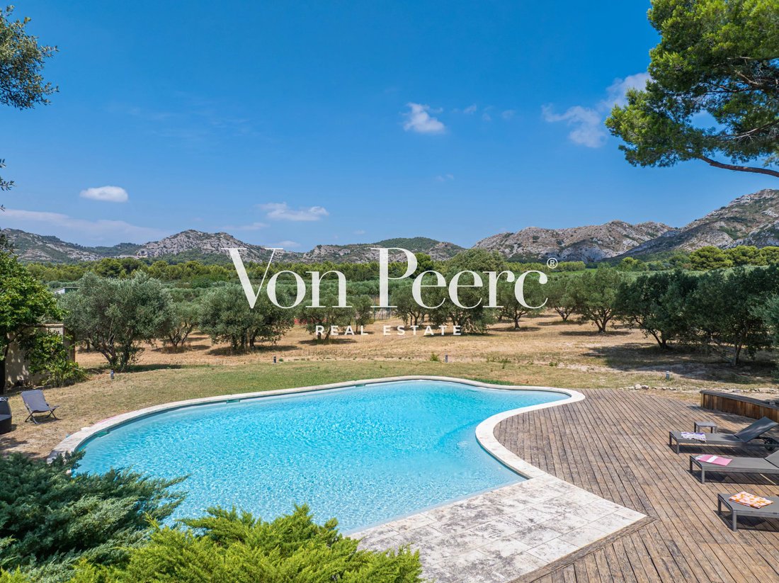 Estate in Les Baux-de-Provence, Provence-Alpes-Côte d'Azur, France 5 - 16712655
