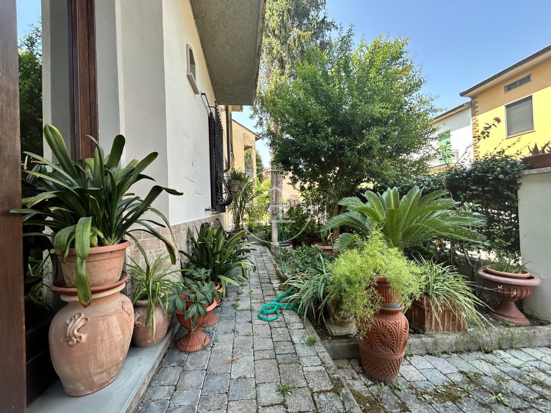House in Capalle-La Villa-Esselunga, Campi Bisenzio, Tuscany 2 - 18563483