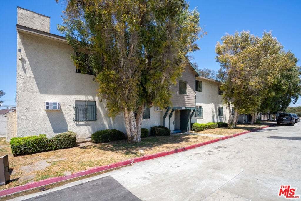 Lynwood, California, United States 2 - 18565262