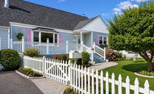 House in West Babylon, New York, United States 1