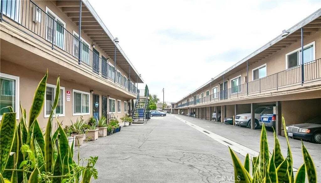 Santa Ana, California, United States 5 - 18559429