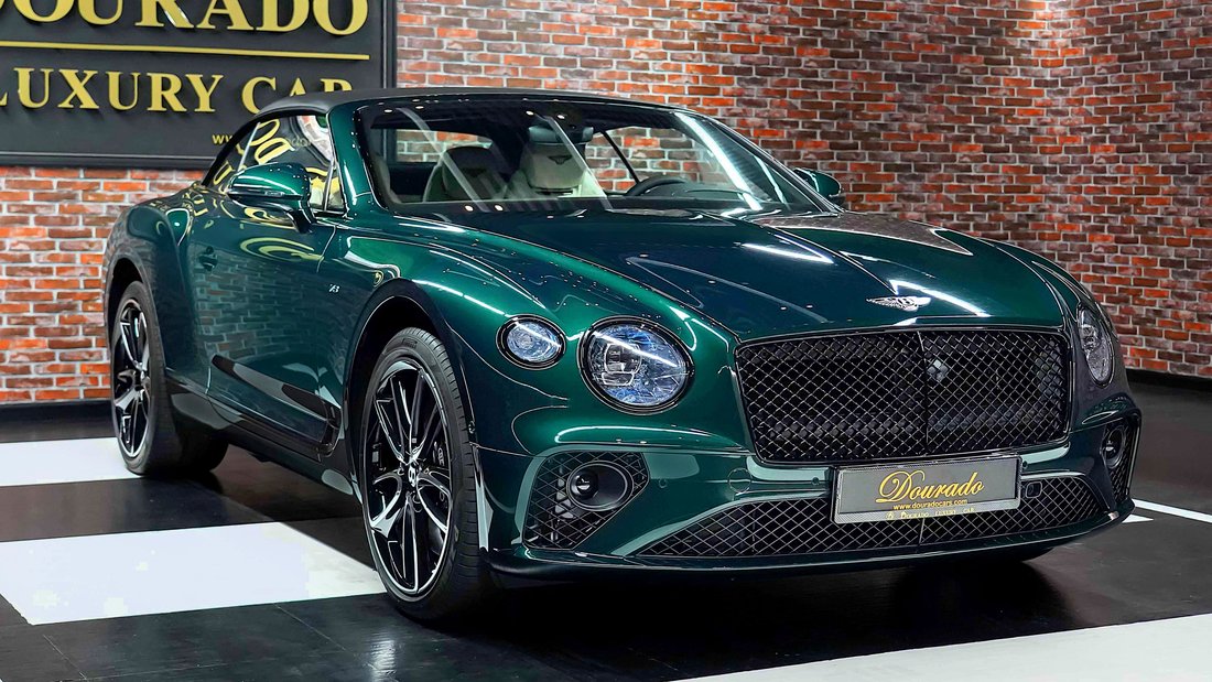 Cabriolet in Dubai, United Arab Emirates 1 - 18564104