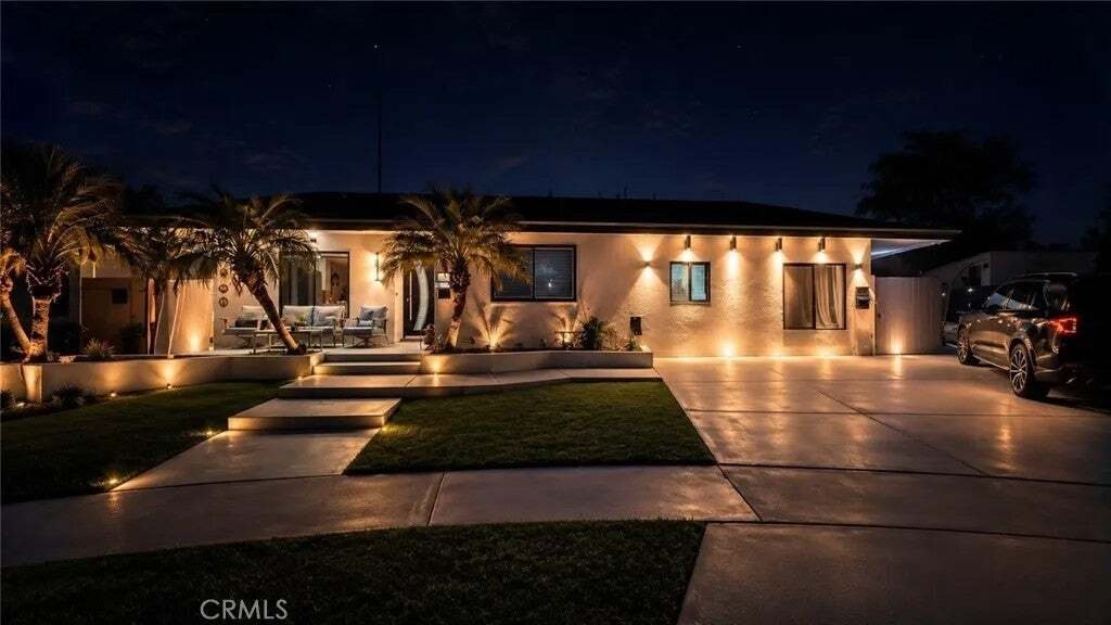 Huntington Beach, California, United States 3 - 17993192