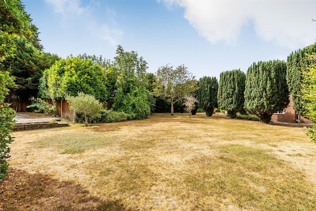 House in Hawks Hill, Fetcham, England 3 - 18558263