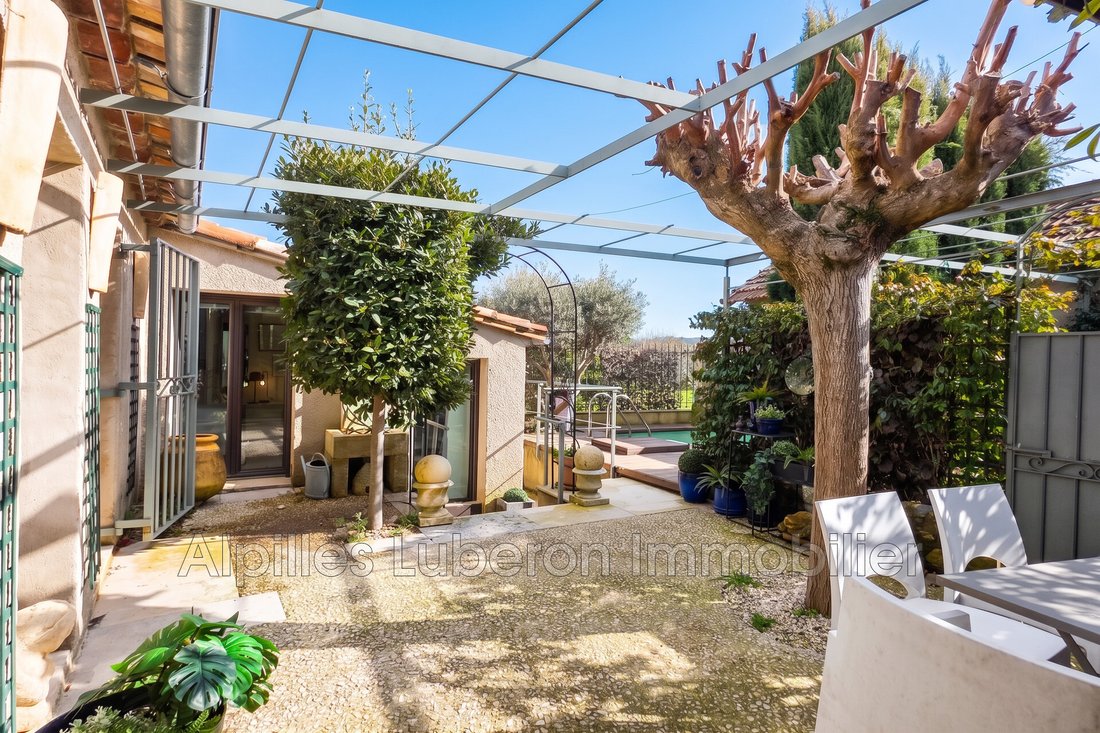 Villa in Eygalières, Provence-Alpes-Côte d'Azur, France 2 - 17247755