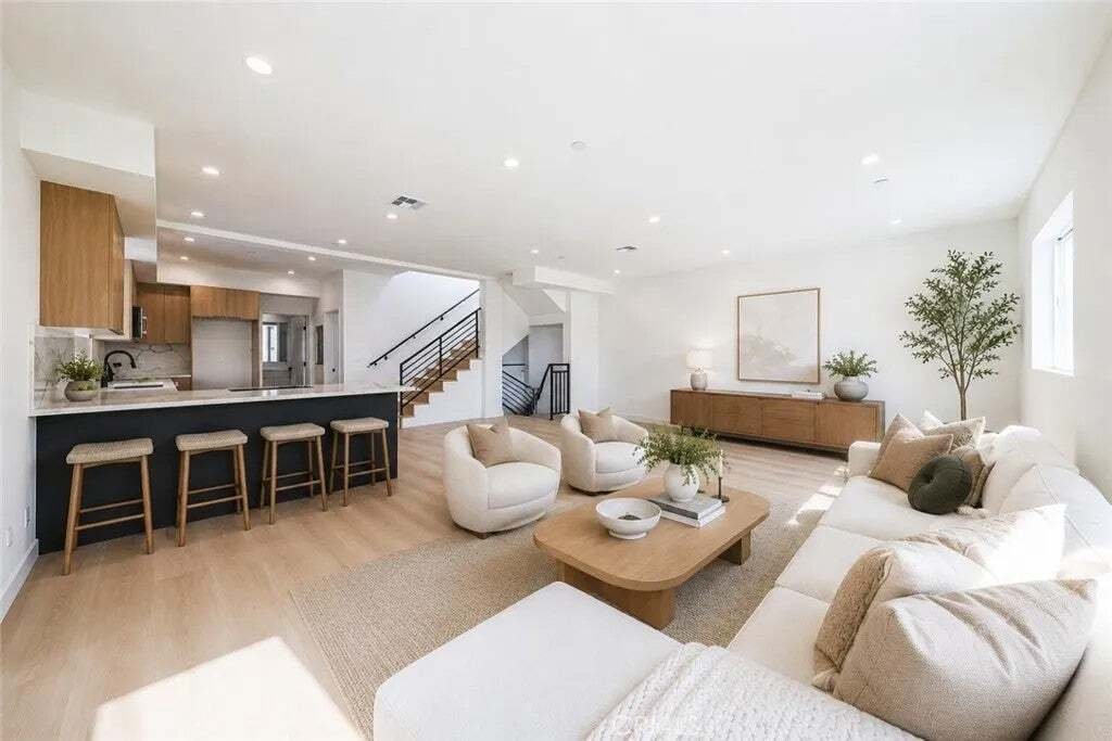 Los Angeles, California, United States 4 - 18562322