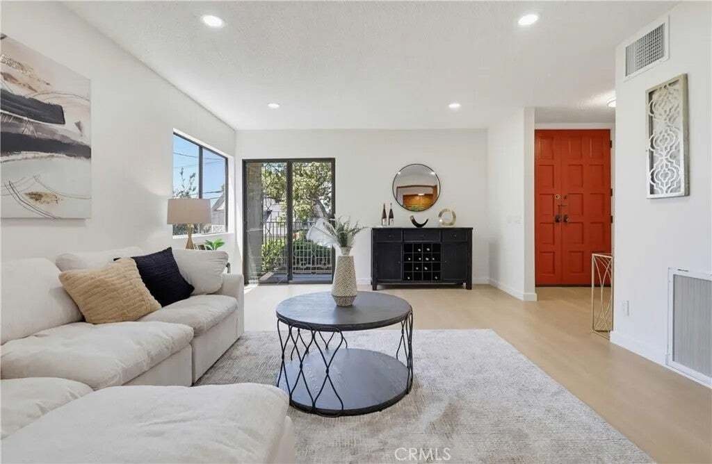 Los Angeles, California, United States 4 - 18559343