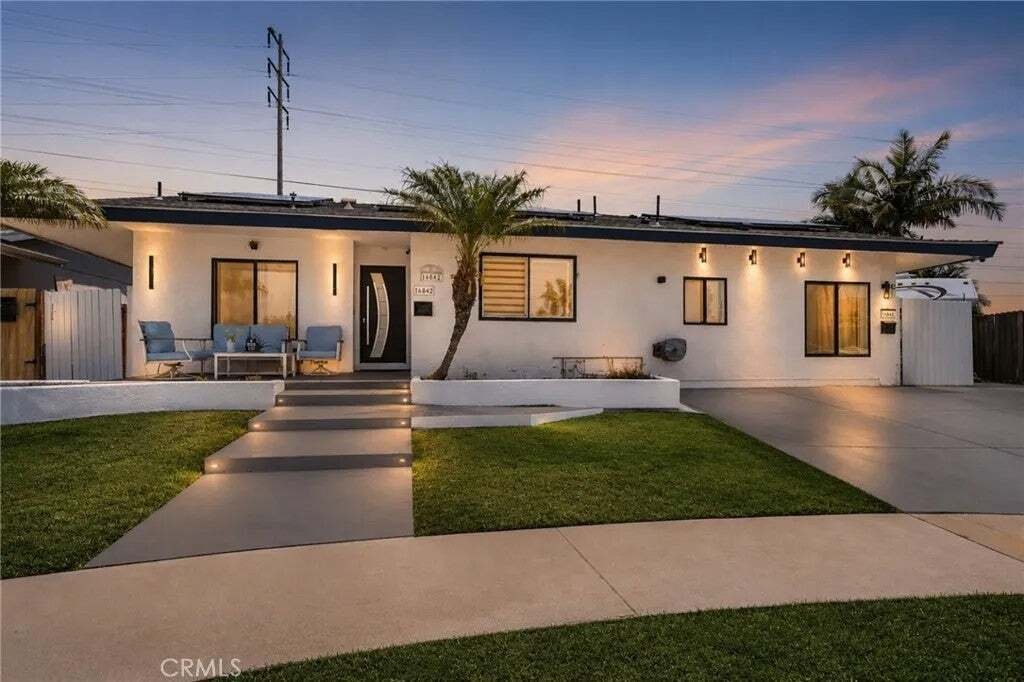 Huntington Beach, California, United States 2 - 17993192