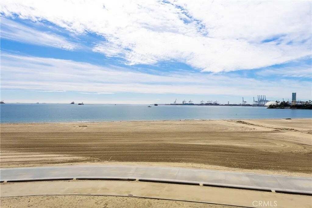Condo in Signal Hill, California, United States 1 - 18562265