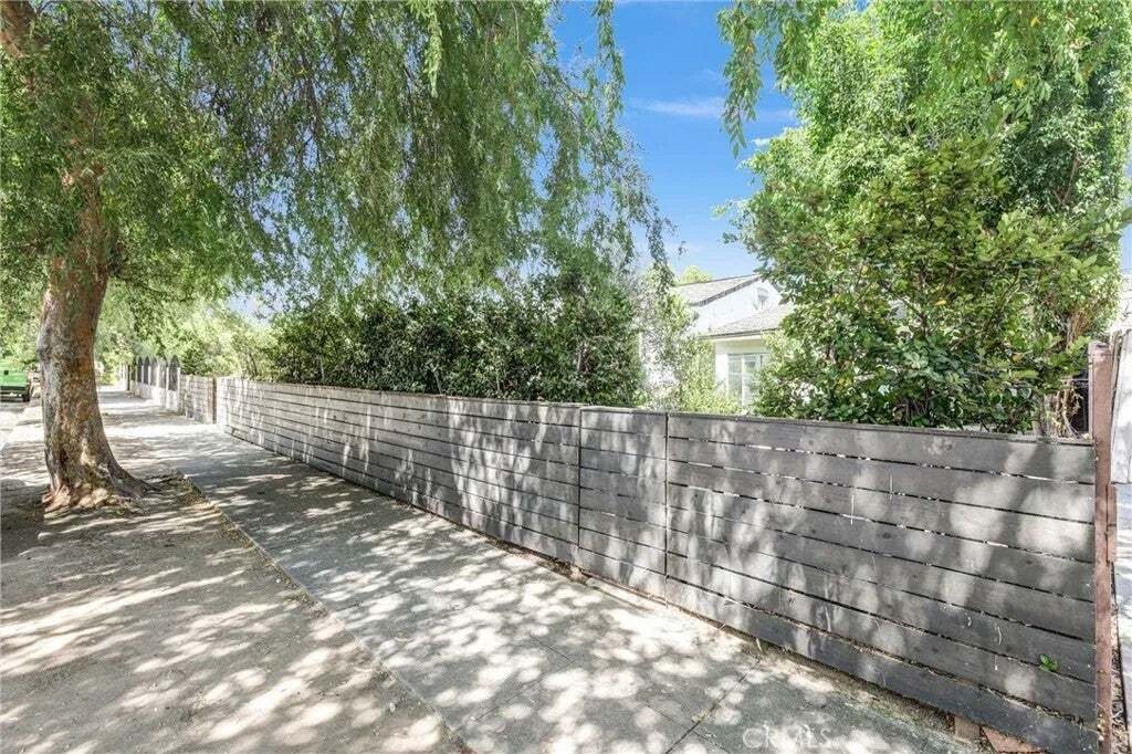 Los Angeles, California, United States 2 - 18562326