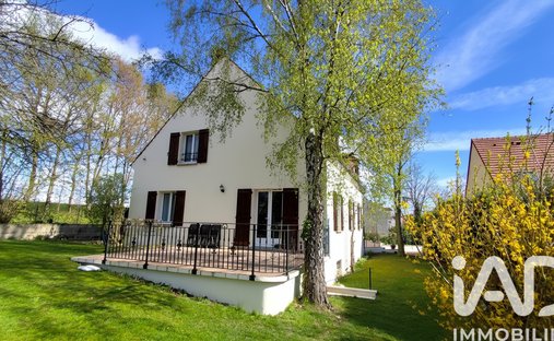 House in Nord, Ecouen, France 1