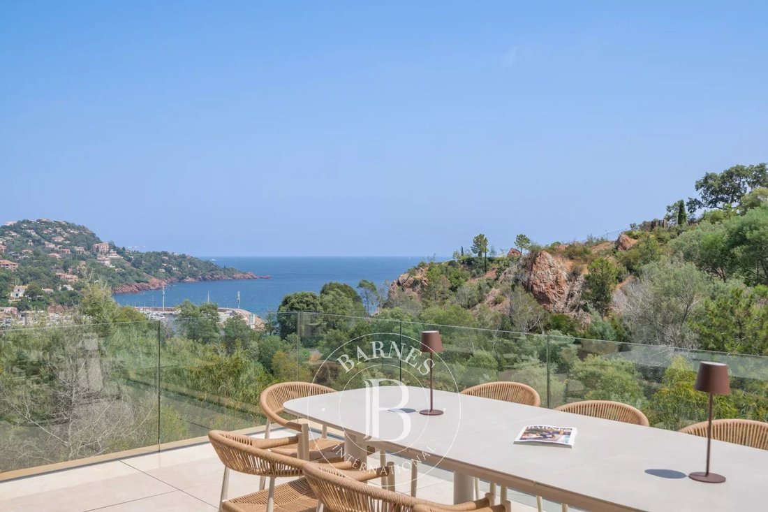 Villa in Théoule-sur-Mer, Provence-Alpes-Côte d'Azur, France 2 - 18498256