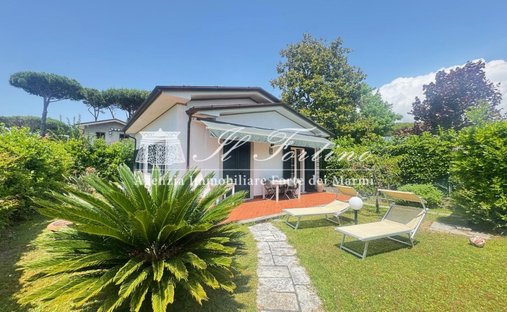 House in Vittoria Apuana, Forte dei Marmi, Tuscany 1