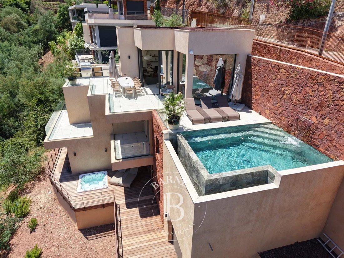 Villa in Théoule-sur-Mer, Provence-Alpes-Côte d'Azur, France 1 - 18498256