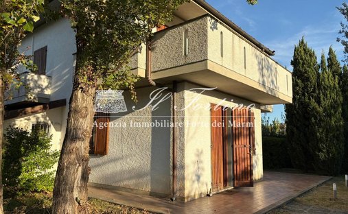 Country House in Vittoria Apuana, Forte dei Marmi, Tuscany 1