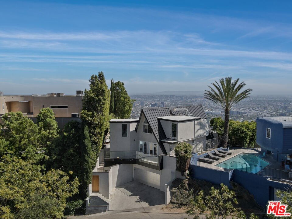 Los Angeles, California, United States 4 - 18563070