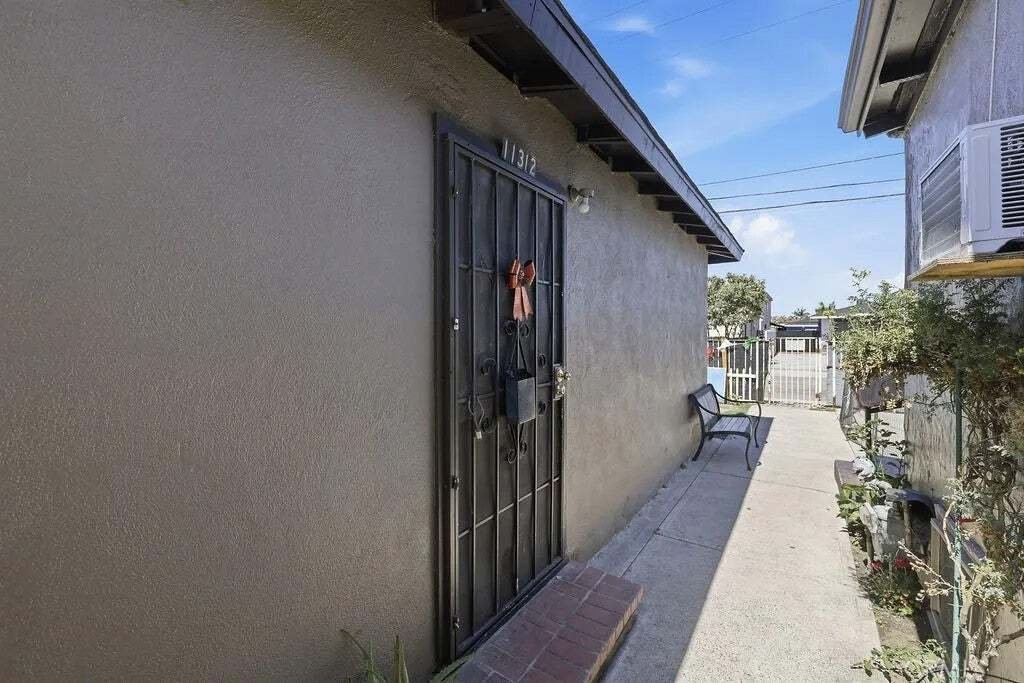 Inglewood, California, United States 5 - 18562386
