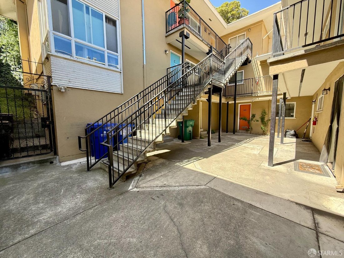 Oakland, California, United States 5 - 18560944