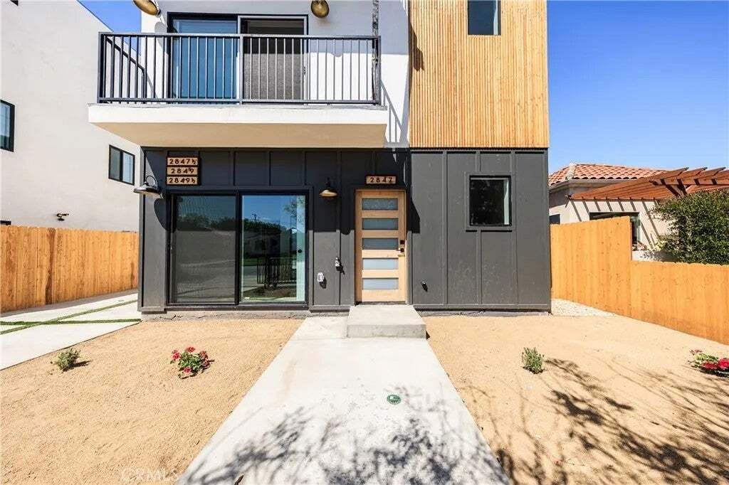 Los Angeles, California, United States 3 - 18562271