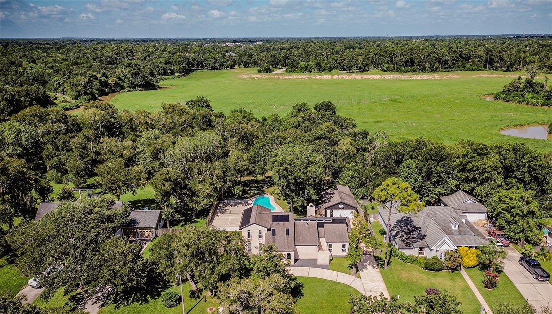 House in Friendswood, Texas, United States 3 - 18563009