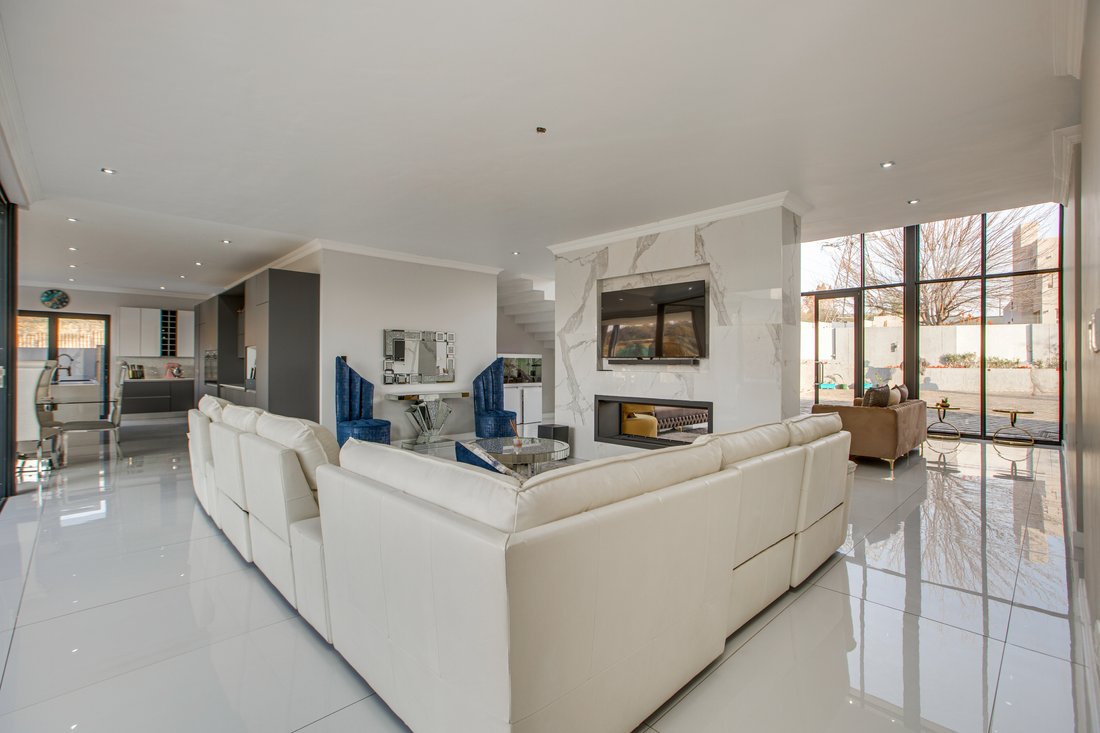 House in Chartwell, Gauteng, South Africa 5 - 18560308