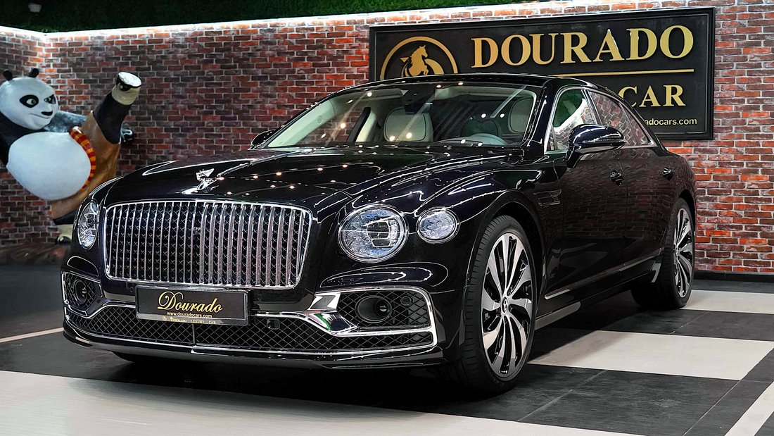 Sedan in Dubai, United Arab Emirates 4 - 18564201