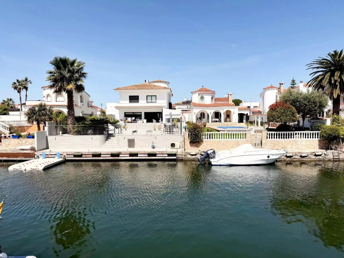 Villa in Empuriabrava, Catalonia, Spain 1 - 18573005