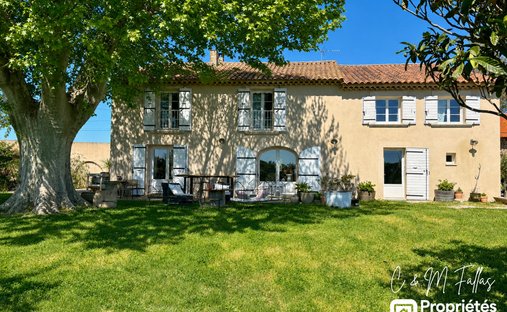 Villa in Camaret-sur-Aigues, Provence-Alpes-Côte d'Azur, France 1