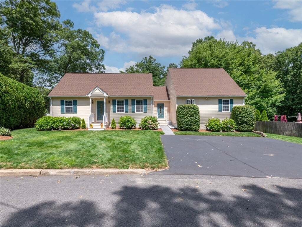 House in West Warwick, Rhode Island, United States 1 - 18537708