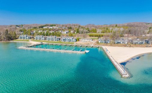Condo in Suttons Bay, Michigan, United States 1