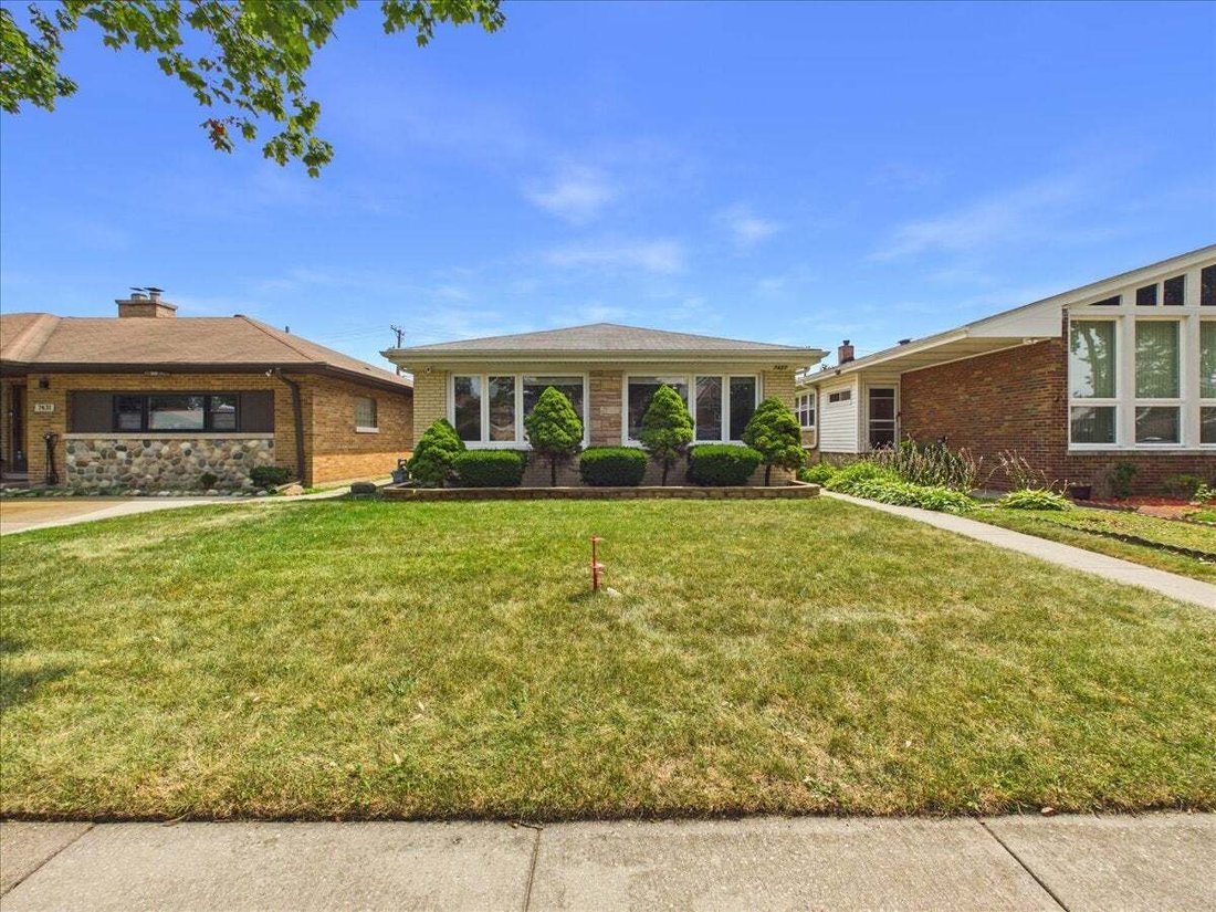 House in Skokie, Illinois, United States 2 - 18571443