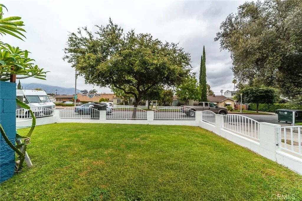 Altadena, California, United States 5 - 18449613
