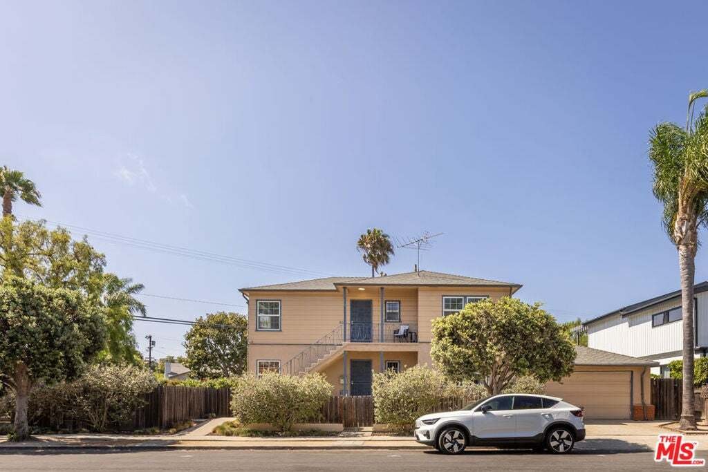 Los Angeles, California, United States 2 - 18573084