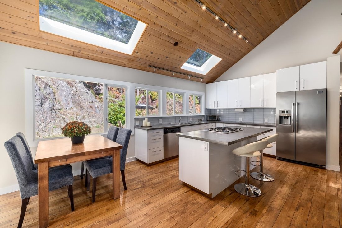 House in Bowen Island, British Columbia, Canada 3 - 18570296
