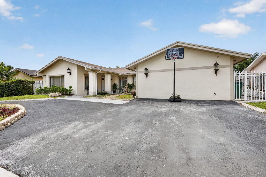 House in North Miami Beach, Florida, United States 4 - 18567297