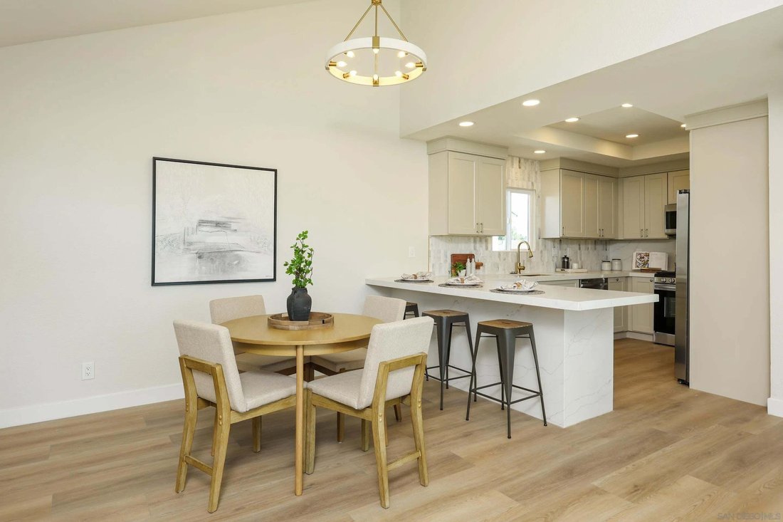 Encinitas, California, United States 4 - 18571410