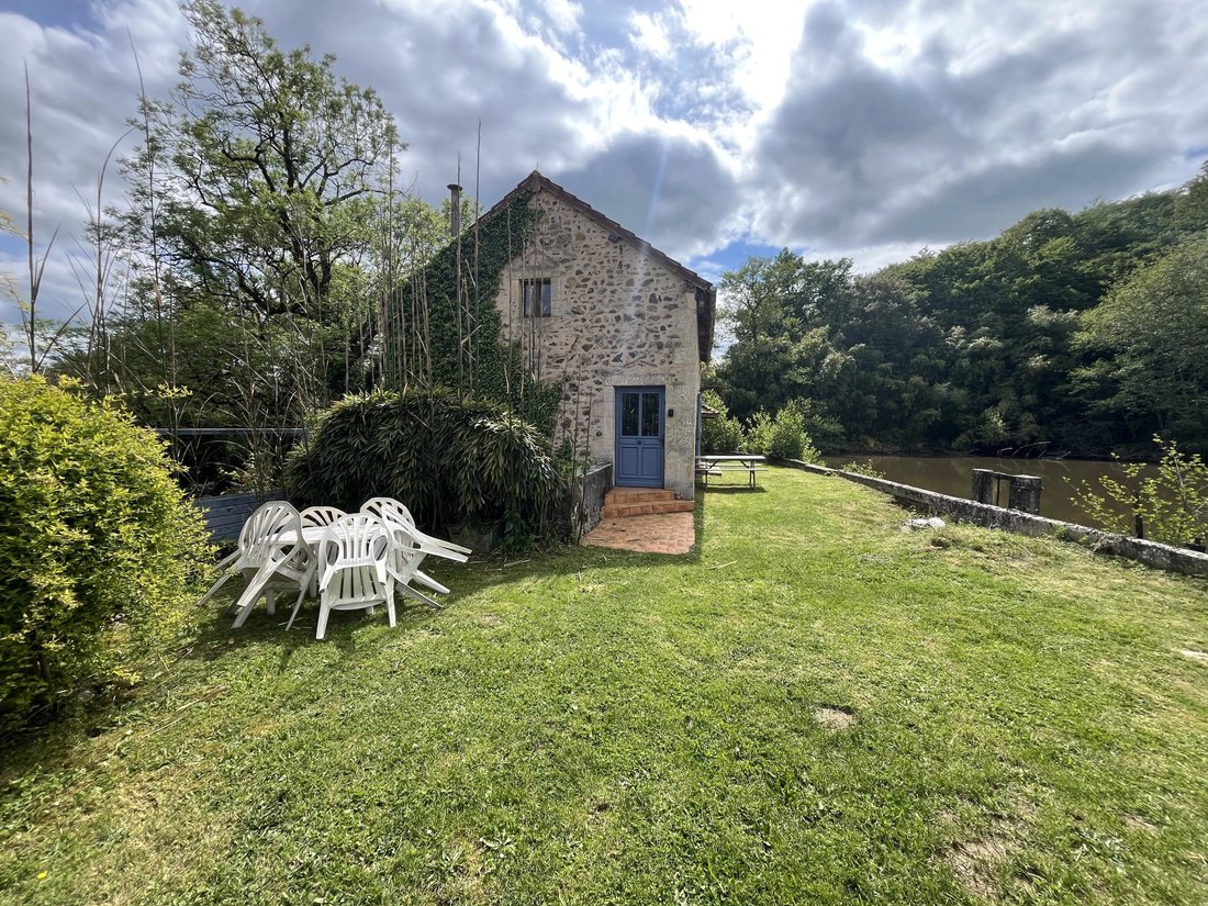 Estate in Chiddes, Bourgogne – Franche-Comté, France 1 - 18571712