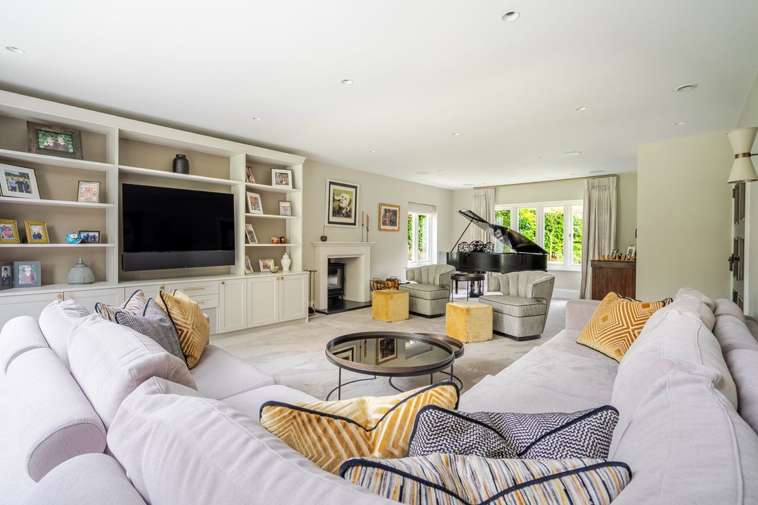 House in Sunningdale, England 2 - 18568559